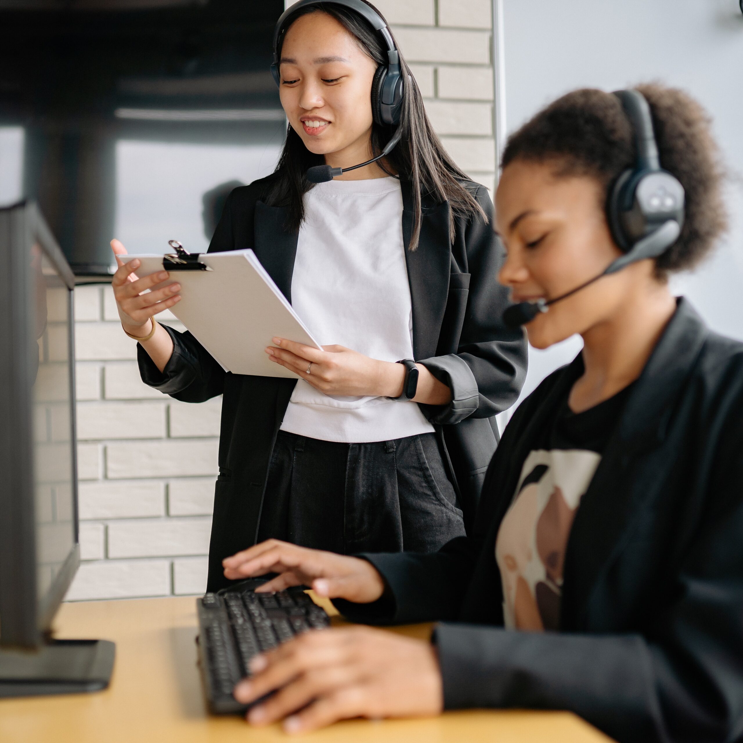 Asistentes telefónicos para realización de tareas varias